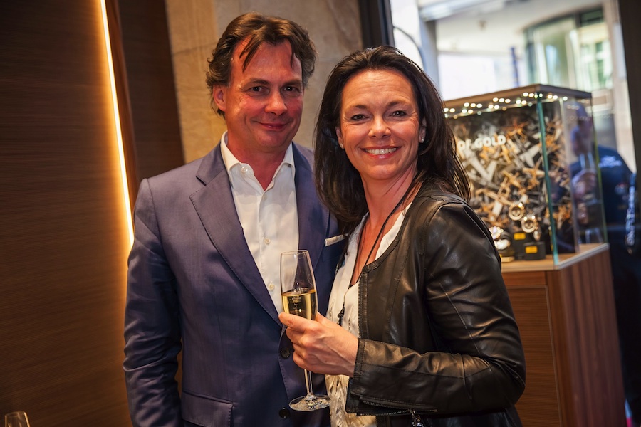 Der Geschäftsführer von Breitling Uhren Händler München Replik uhr Deutschland, Martin Trautmann mit seiner Frau Annette.