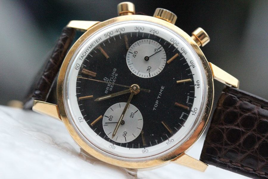 Hier zeigt die Breitling Uhren Christ Replik uhr Top Time Referenz 2004 schön ihre Zifferblattdetails