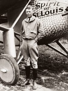 Charles Lindbergh vor seiner Spirit of St. Louis, mit der er einmal quer über den Atlantik flog.